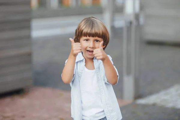 Gelukkige Jongen Permanent Blauw Shirt Duimen Omhoog Teken Selectieve Aandacht — Stockfoto