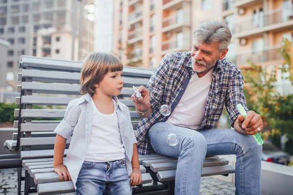 Abuelo Soplando Burbujas Jabón Nieto Parque — Foto de Stock