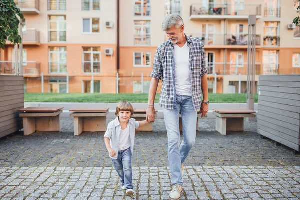 Sonriente Abuelo Nieto Caminando Enfoque Selectivo — Foto de Stock