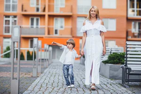 Schöne Mutter Kleid Mit Kleinem Sohn Spazieren Stadtpark — Stockfoto