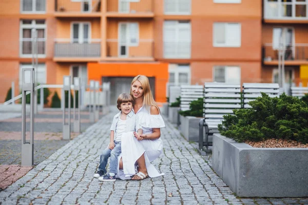 Schöne Mutter Kleid Mit Kleinem Sohn Ruht Stadtpark — Stockfoto