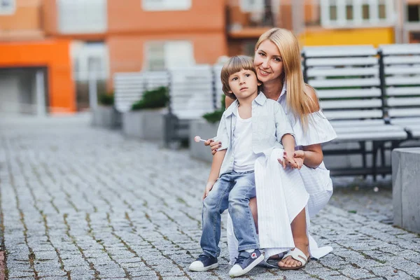 Hermosa Madre Joven Vestido Blanco Con Hijo Descansando Parque Centran — Foto de Stock