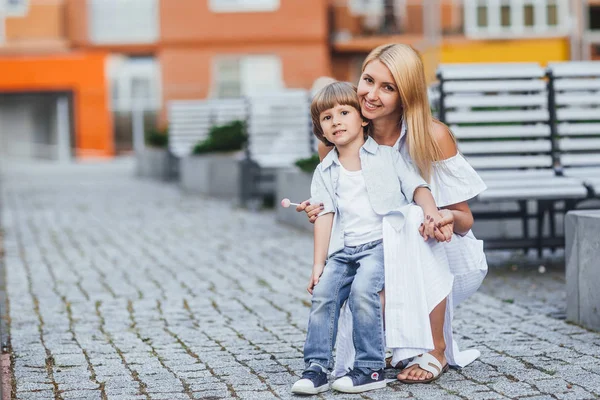 Hermosa Madre Joven Vestido Blanco Con Hijo Descansando Parque Centran — Foto de Stock