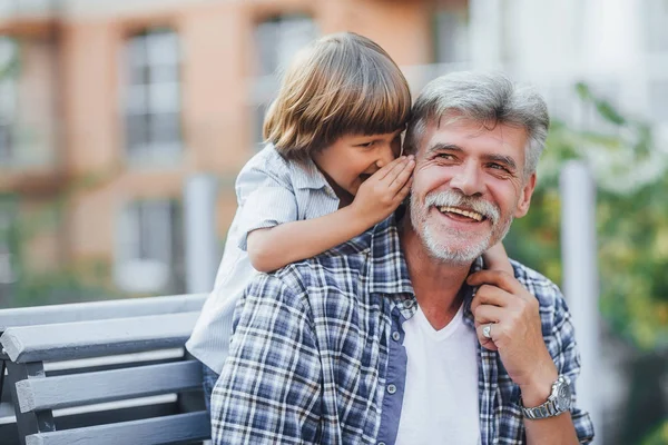 Nieto Hablando Algo Especial Para Abuelo Parque Enfoque Selectivo — Foto de Stock