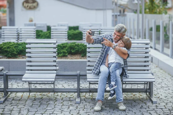 Stilig Senior Man Tar Selfie Med Leende Sonson Utomhus — Stockfoto