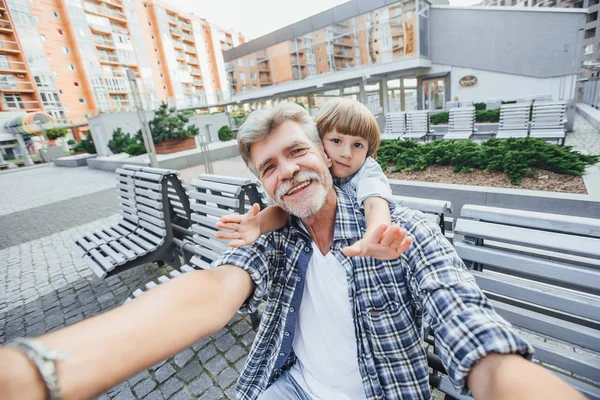 Niño Abuelo Sentado Banco Parque Tomando Fotos — Foto de Stock