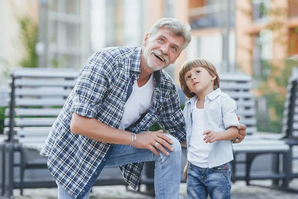 Abuelo Nieto Viendo Algo Interesante Cielo — Foto de Stock