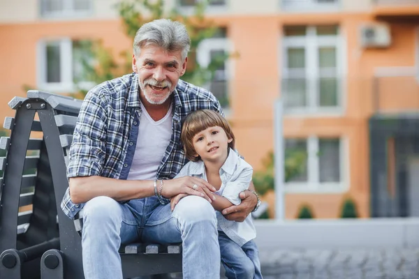 Pequeño Caucásico Chico Guapo Abuelo Sentado Banco Parque — Foto de Stock