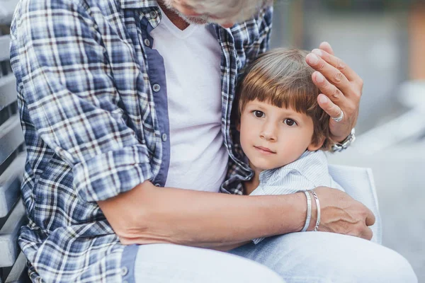 Abuelo Abrazando Feliz Nieto Parque — Foto de Stock