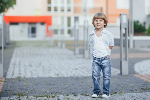Mutlu Gülen Çocuk Mavi Gömlek Giyinmiş Kot Yolda Yürürken Kamera — Stok fotoğraf