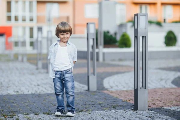 Glimlachend Jongetje Jeans Blauwe Shirt Camera Kijken — Stockfoto