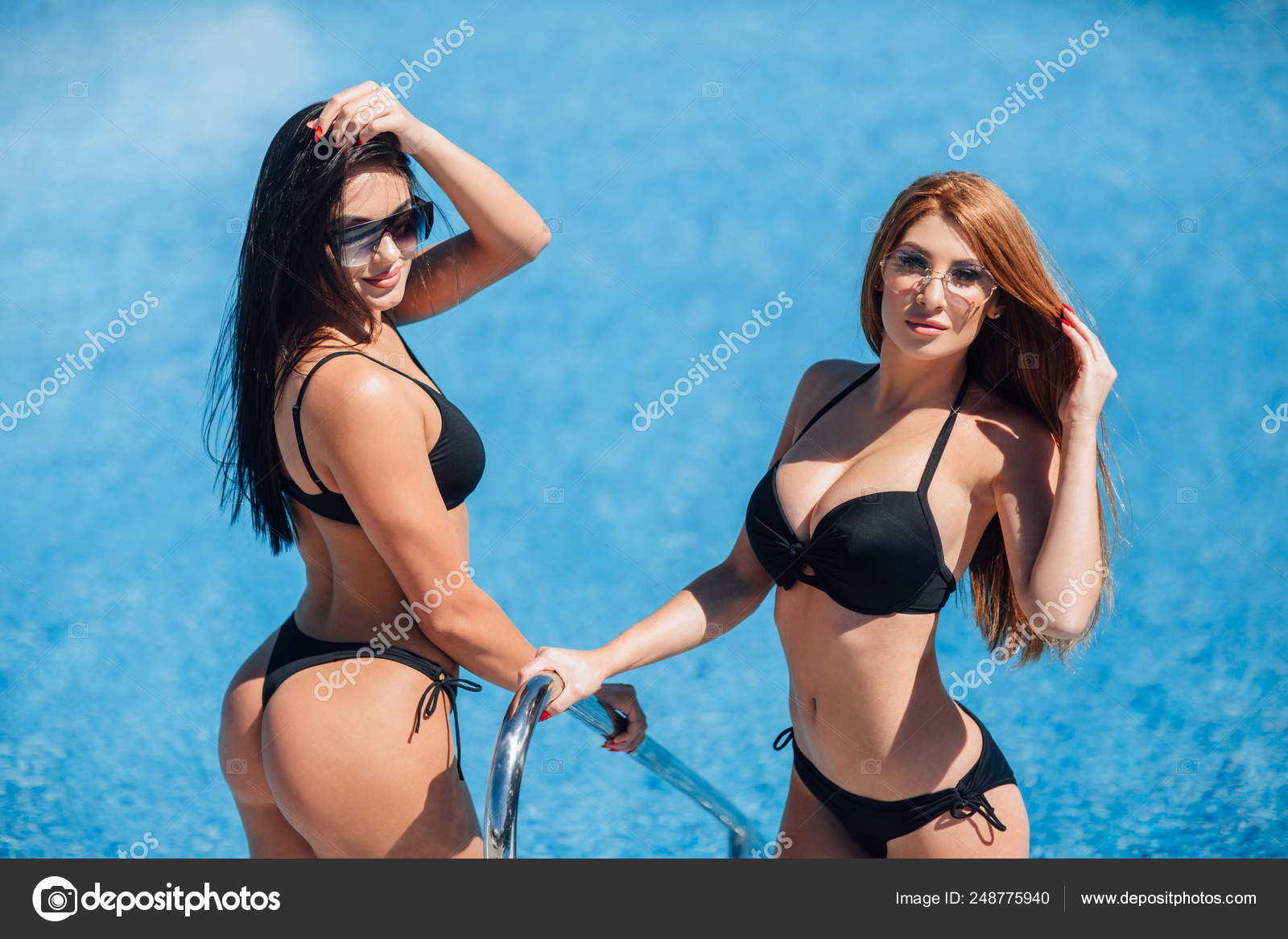 Dos Mujeres Calientes Trajes Baño Negros Posando Tomando Sol