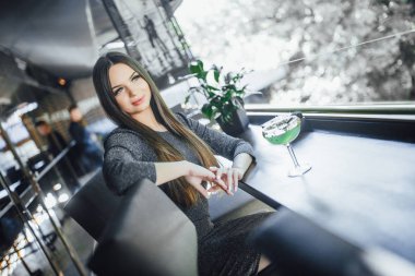 Modern kokteyl esmer kadın içmek yaz teras yeşil çekici