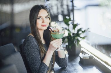 Modern kokteyl esmer kadın içmek yaz teras yeşil çekici