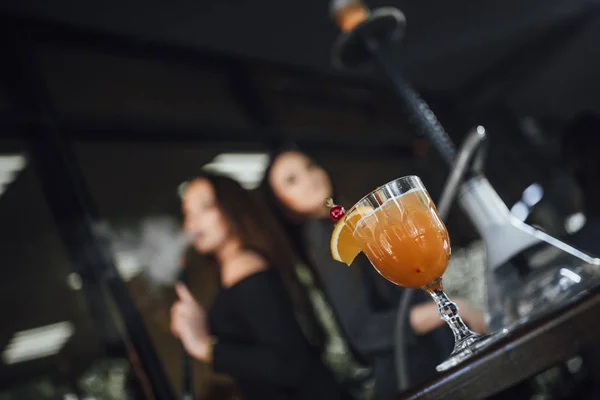 Blízkka Oranžového Koktejlu Ženy Pozadí Selektivní Zaměření — Stock fotografie