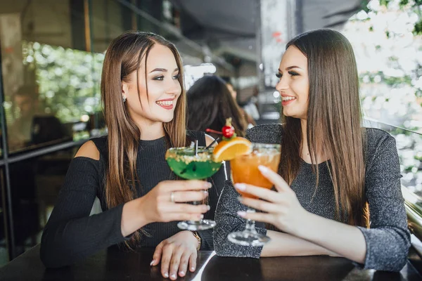 Unga Kvinnor Sitter Sommarterrassen Modernt Kafé Och Dricker Cocktails — Stockfoto