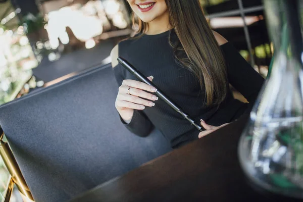 Vista Recortada Hermosa Mujer Fumar Narguile Terraza Verano Cafetería — Foto de Stock