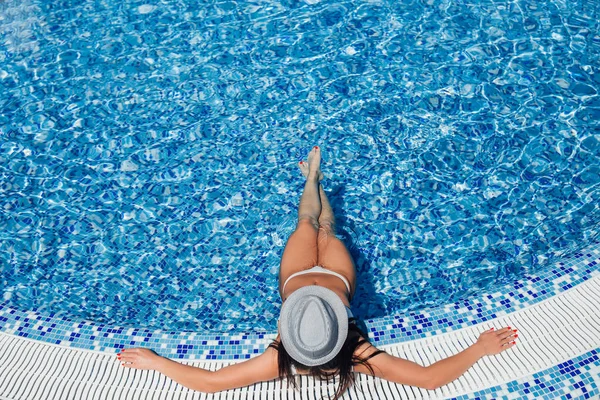 Joven Hermosa Mujer Traje Baño Blanco Sombrero Tumbado Piscina Tomar — Foto de Stock