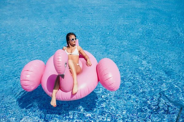 Joven Morena Feliz Con Hermosa Figura Tomando Sol Flamenco Rosa —  Fotos de Stock