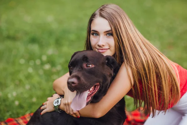 Joven Hermosa Mujer Abrazando Perro Jardín — Foto de Stock