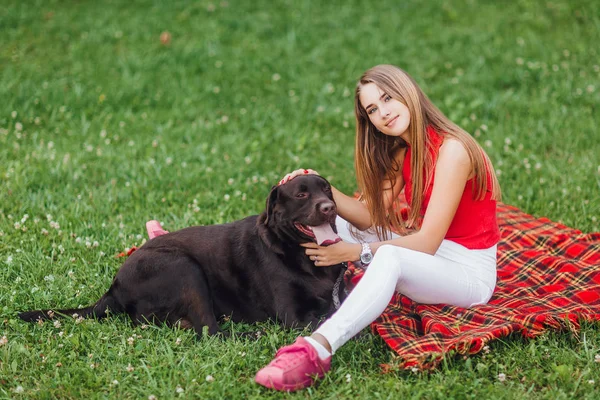 Frau Liegt Mit Hund Auf Teppich Garten — Stockfoto