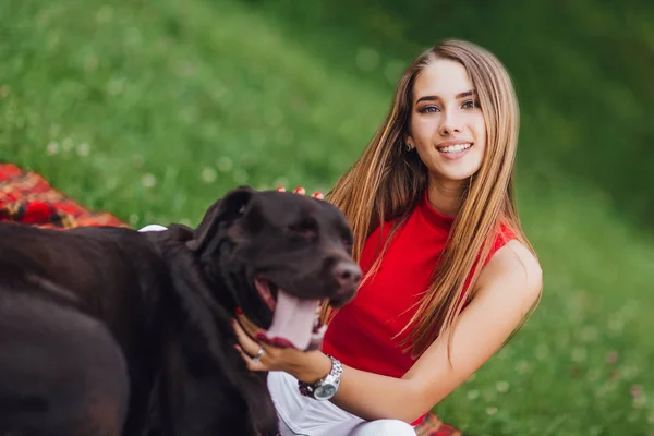 Joven Rubia Con Perro Jardín — Foto de Stock