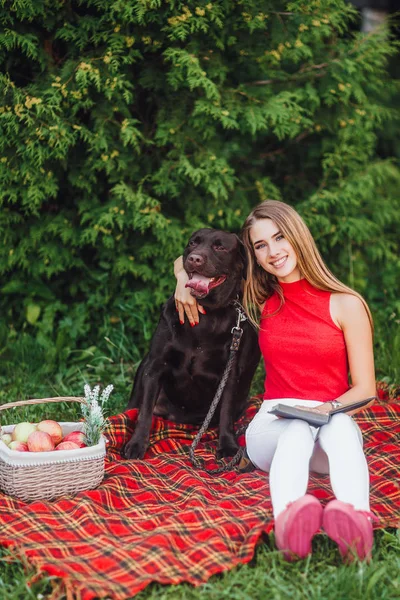 Blondine Mit Hund Sitzt Auf Teppich Garten — Stockfoto