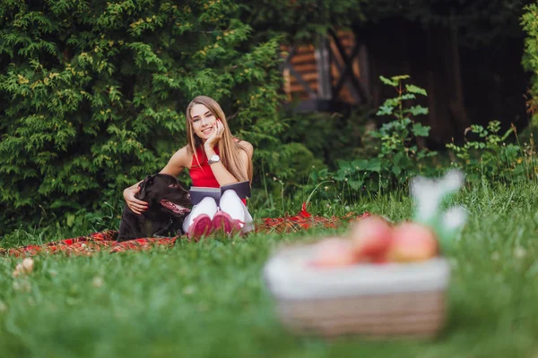 Frau Und Hund Sitzen Garten Selektiver Fokus — Stockfoto