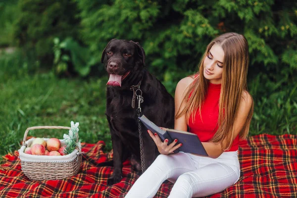 Joven Mujer Rubia Leyendo Libro Parque Con Perro — Foto de Stock