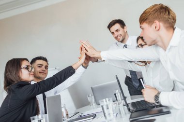Modern ofiste iş arkadaşları grubu ile başarılı iş toplantısı