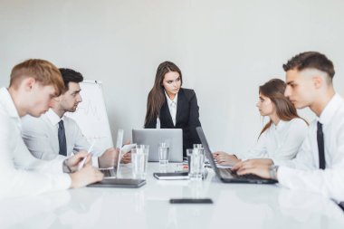 konferans odasında toplantı çalışanları, seçici odak