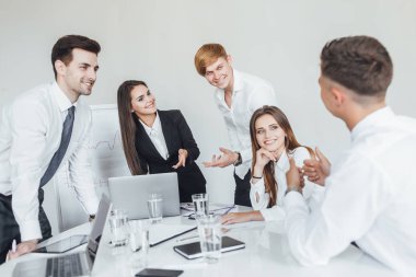 Genç meslektaşlarım modern konferans odasında yeni bir proje düşünüyor.