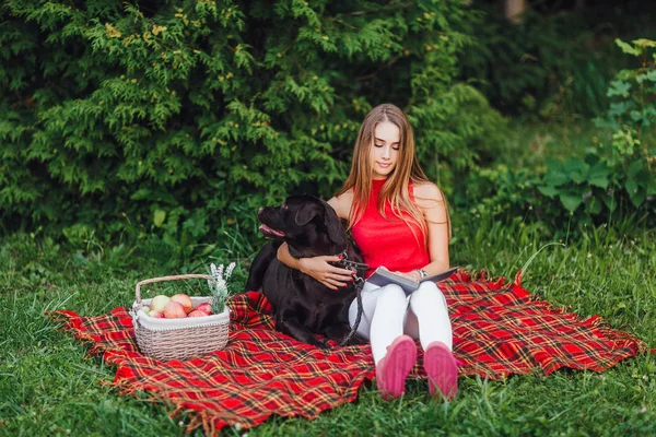 Blondine Und Hund Ruhen Sich Wochenende Wald Aus — Stockfoto