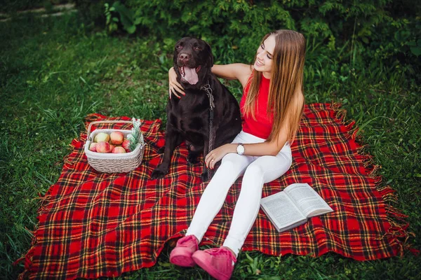 Frau Sitzt Mit Hund Auf Teppich Park — Stockfoto