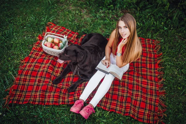 Frau Sitzt Mit Hund Auf Teppich Park — Stockfoto