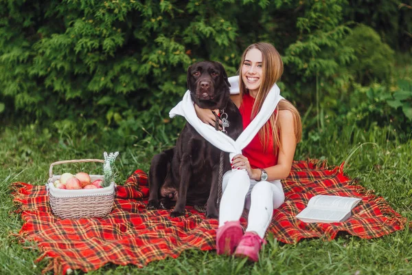 Frau Sitzt Mit Braunem Hund Auf Teppich Park — Stockfoto