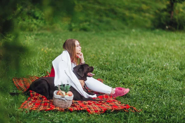 Frau Mit Hund Wald Selektiver Fokus — Stockfoto