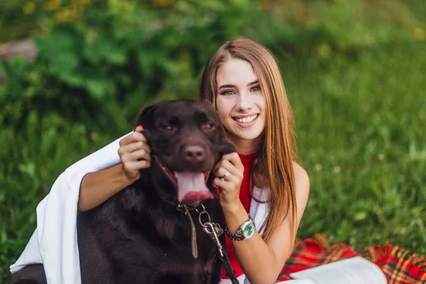 Joven Mujer Atractiva Sonriendo Con Perro Marrón — Foto de Stock