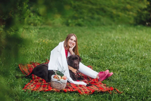 Junge Frau Verbringt Zeit Mit Braunem Hund Park — Stockfoto