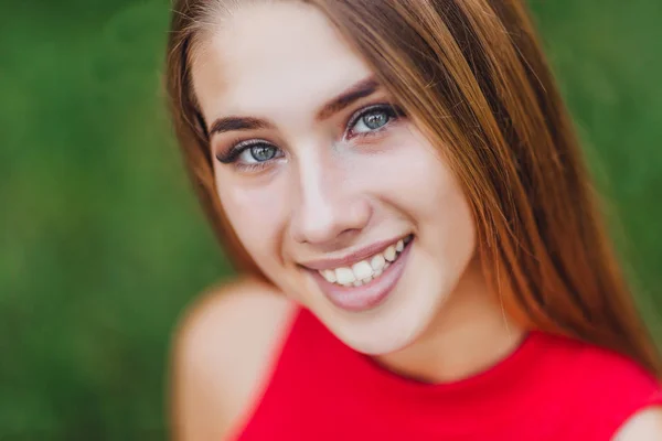 Kameraya Gülümseyen Mavi Gözlü Genç Güzel Kadın — Stok fotoğraf