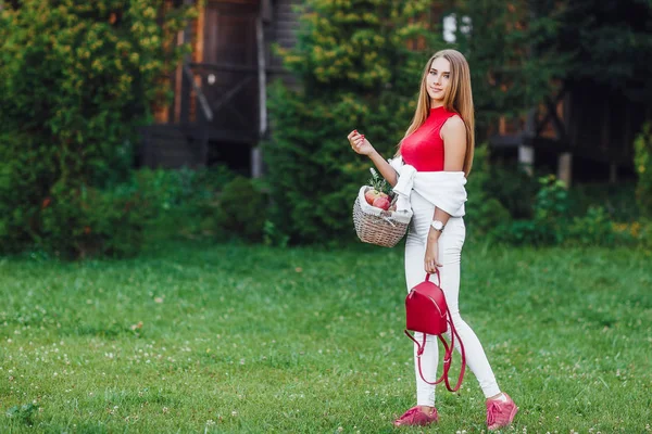 Vrouw Wandelen Het Park Met Mand Met Fruit — Stockfoto