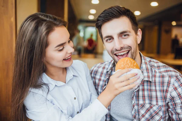 Mladá Krásná Bruneta Žena Úsměvem Krmení Muž Hranolky Rychlé Občerstvení — Stock fotografie