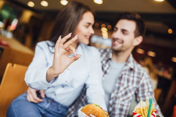 Belo Casal Sorrindo Recebendo Prazer Enquanto Come Hambúrguer Batata Restaurante — Fotografia de Stock
