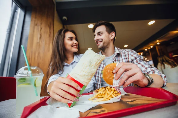 Beau Couple Regardant Appréciant Manger Pain Des Hamburgers Des Frites — Photo