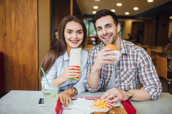 Jovem Casal Bonito Almoçando Restaurante Fast Food Divertindo Foco Seletivo — Fotografia de Stock