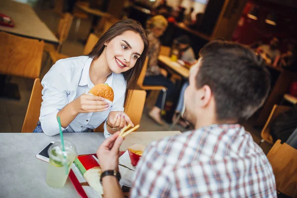 Unga Vackra Paret Äter Lunch Snabbmatsrestaurang Och Att Roligt Selektiv — Stockfoto