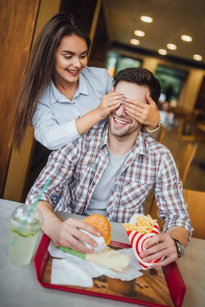 Kafede Kalma Gülümseyen Genç Güzel Çift Odaklanmak Tutulur — Stok fotoğraf