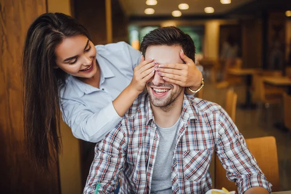 Jovem Casal Bonito Namoro Café Sorrindo Foco Primeiro Plano — Fotografia de Stock