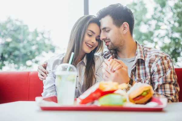 Mujer Joven Hombre Disfrutando Comida Rápida Centran Primer Plano — Foto de Stock