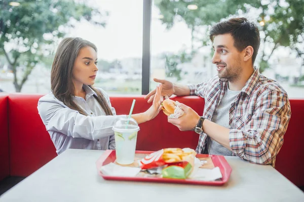 Jovem Mulher Homem Desfrutando Fast Food Foco Primeiro Plano — Fotografia de Stock